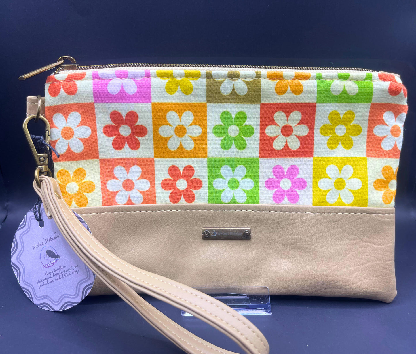 Artemis Wristlet- Check the Daisies!