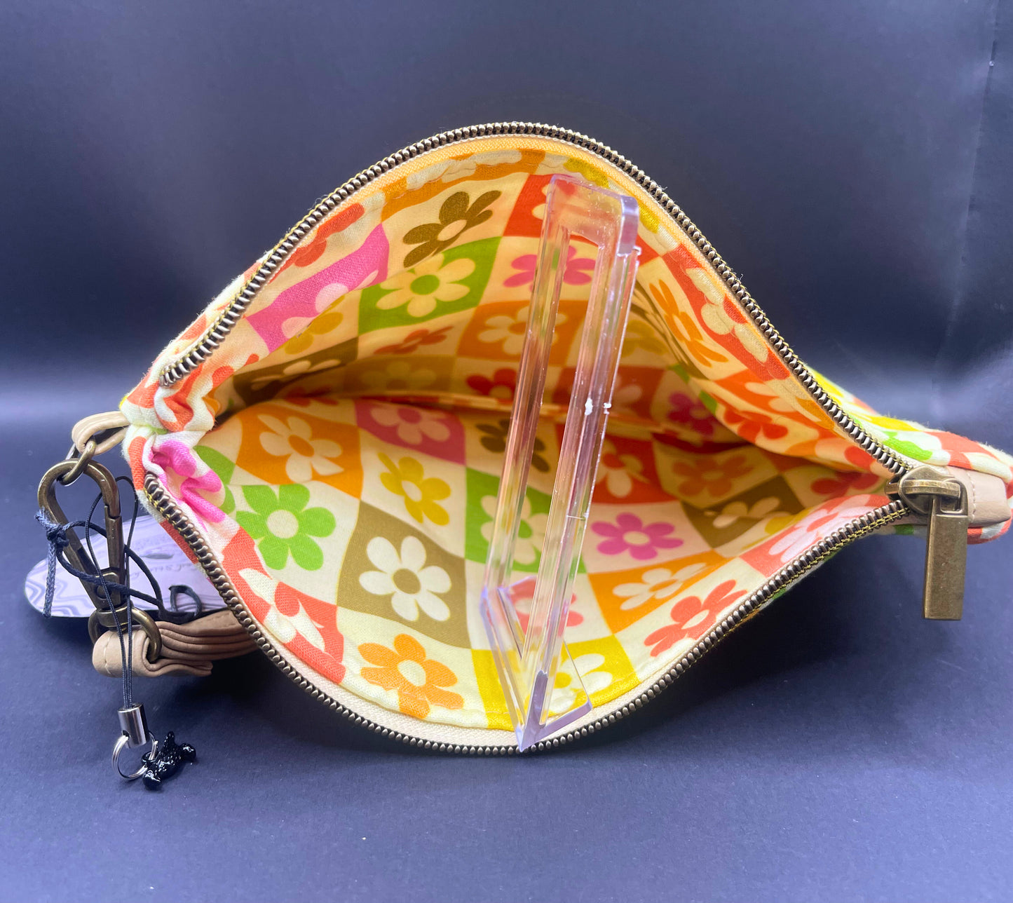 Artemis Wristlet- Check the Daisies!