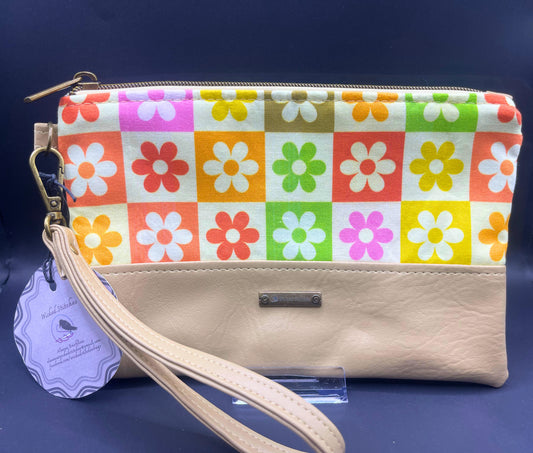 Artemis Wristlet- Check the Daisies!