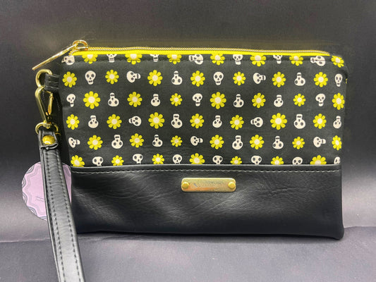 Artemis Wristlet- Pushing Up Daisies